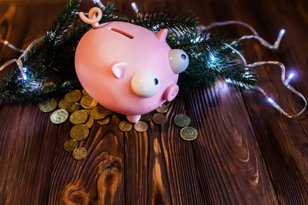 Christmas On A Budget... 25 Tips to Save Money This Christmas - Fatgirlskinny.net